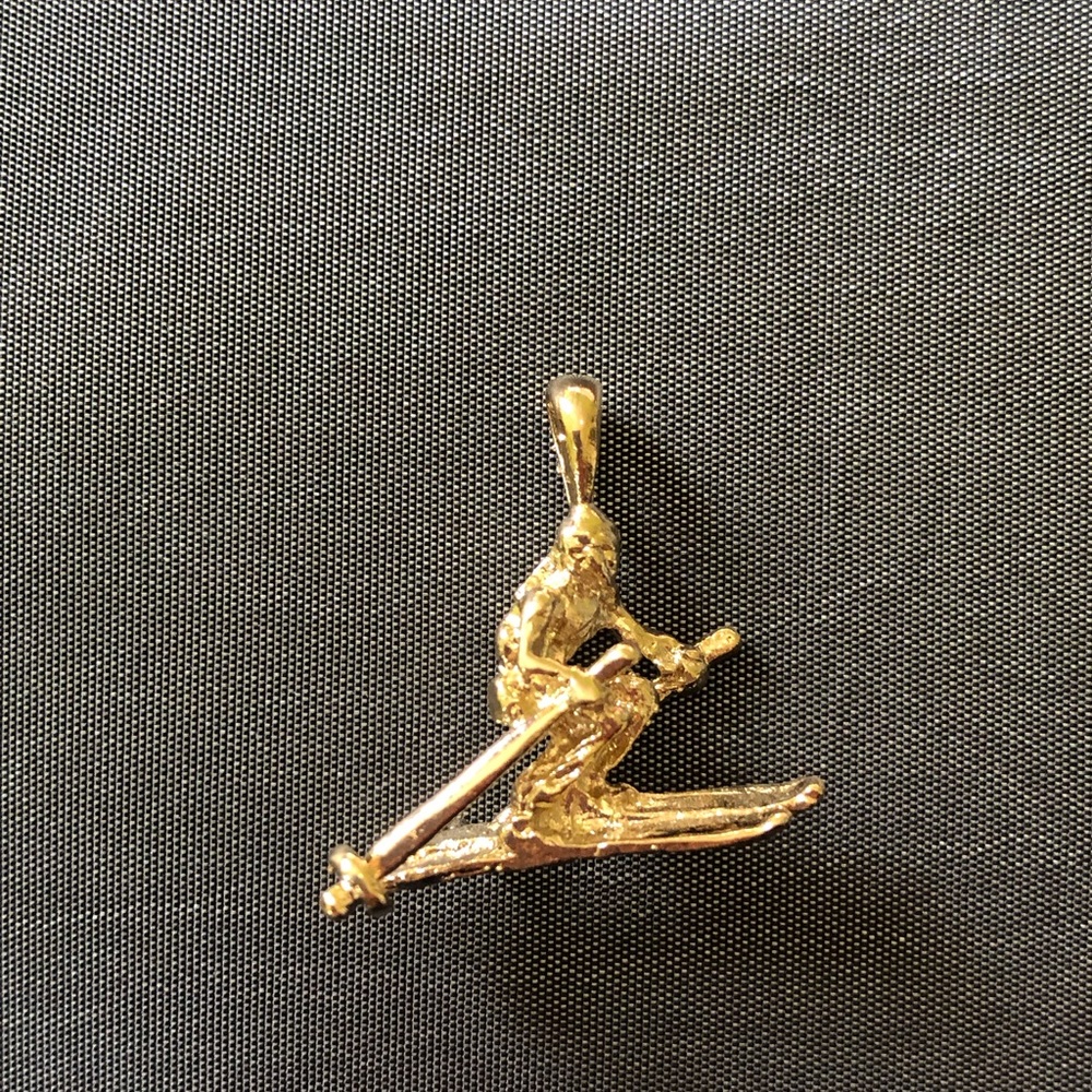✨Beautiful skier golden charm✨